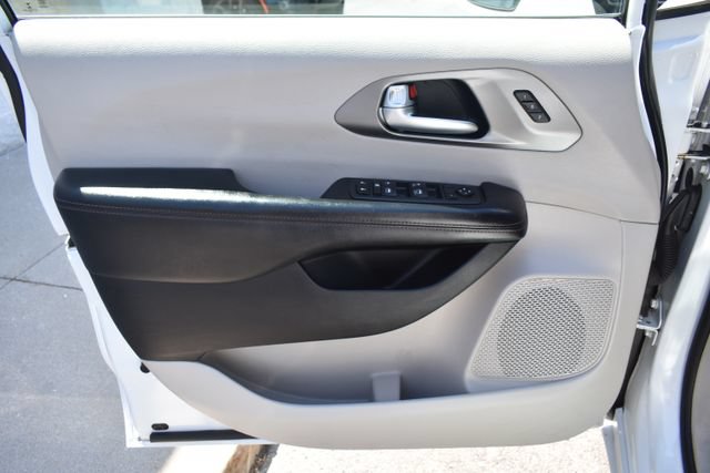 Used 2020 Chrysler Pacifica Touring-L FWD image 18