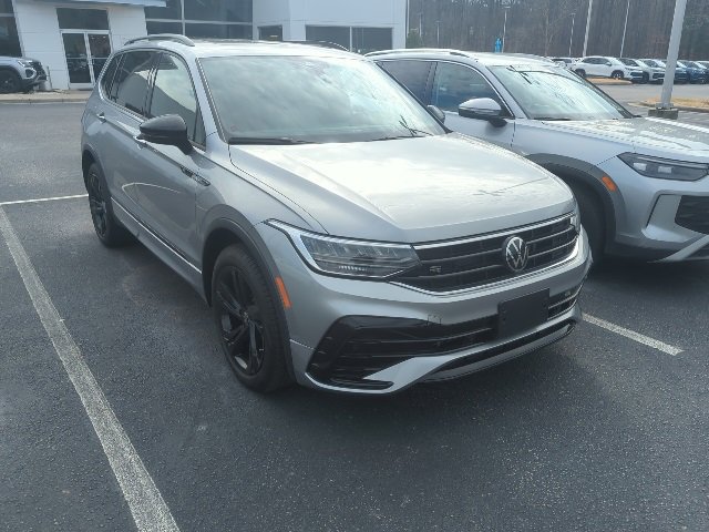 Certified 2024 Volkswagen Tiguan SE R-Line image 2