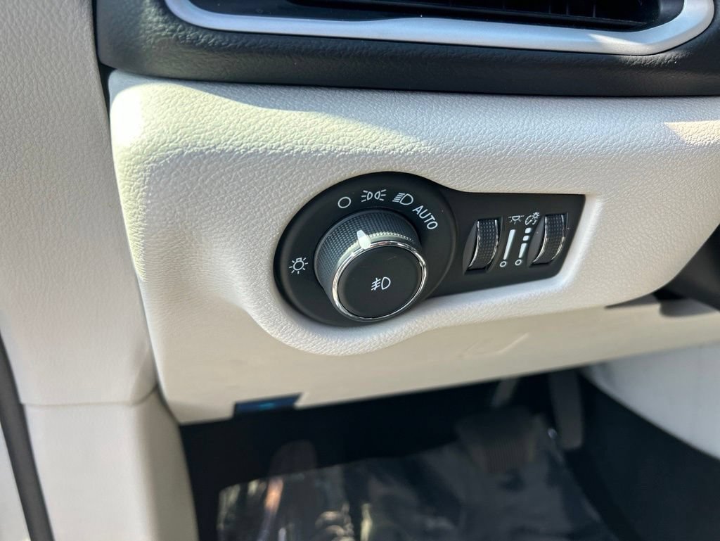 Used 2024 Chrysler Pacifica Touring-L FWD image 38