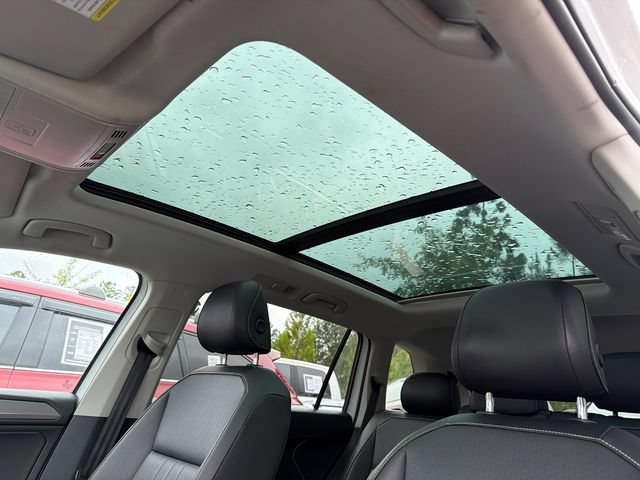 Used 2022 Volkswagen Tiguan SE w/ Panoramic Sunroof Package FWD image 33