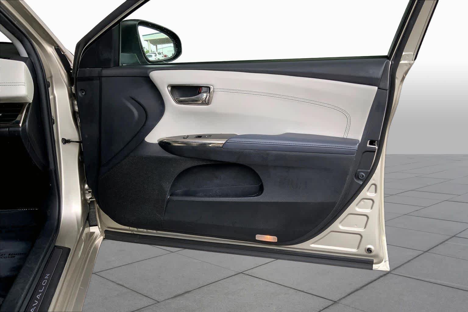 Used 2014 Toyota Avalon Limited w/ Technology Package FWD image 23