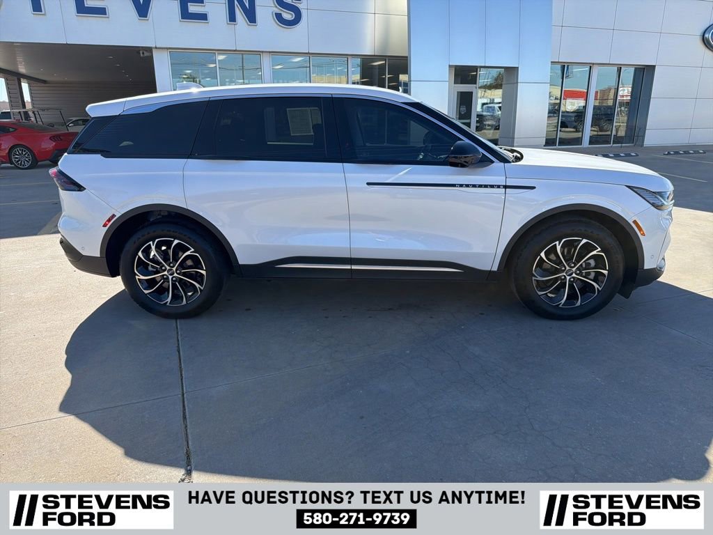 Used 2024 Lincoln Nautilus Premier image 3