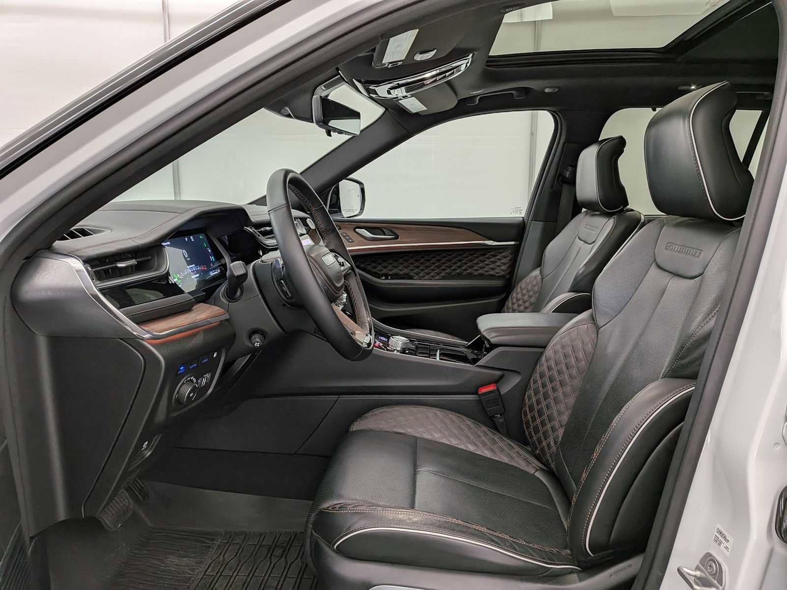 Used 2023 Jeep Grand Cherokee Summit w/ Advanced Protech Group IV image 18