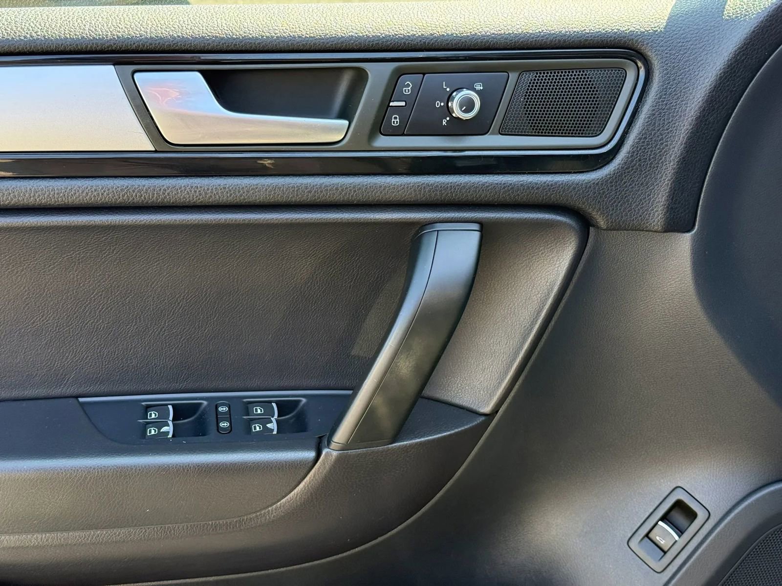 Used 2012 Volkswagen Touareg Sport image 17