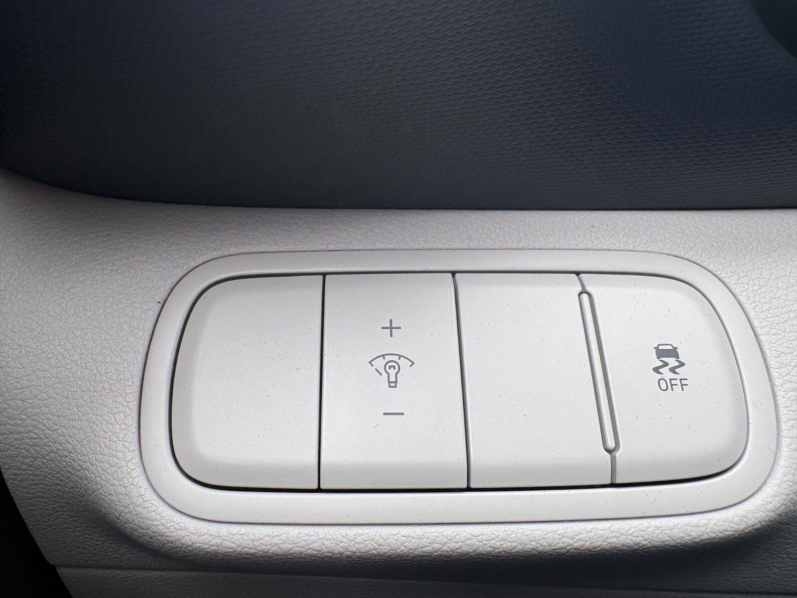 Used 2025 Hyundai Venue Limited FWD image 32