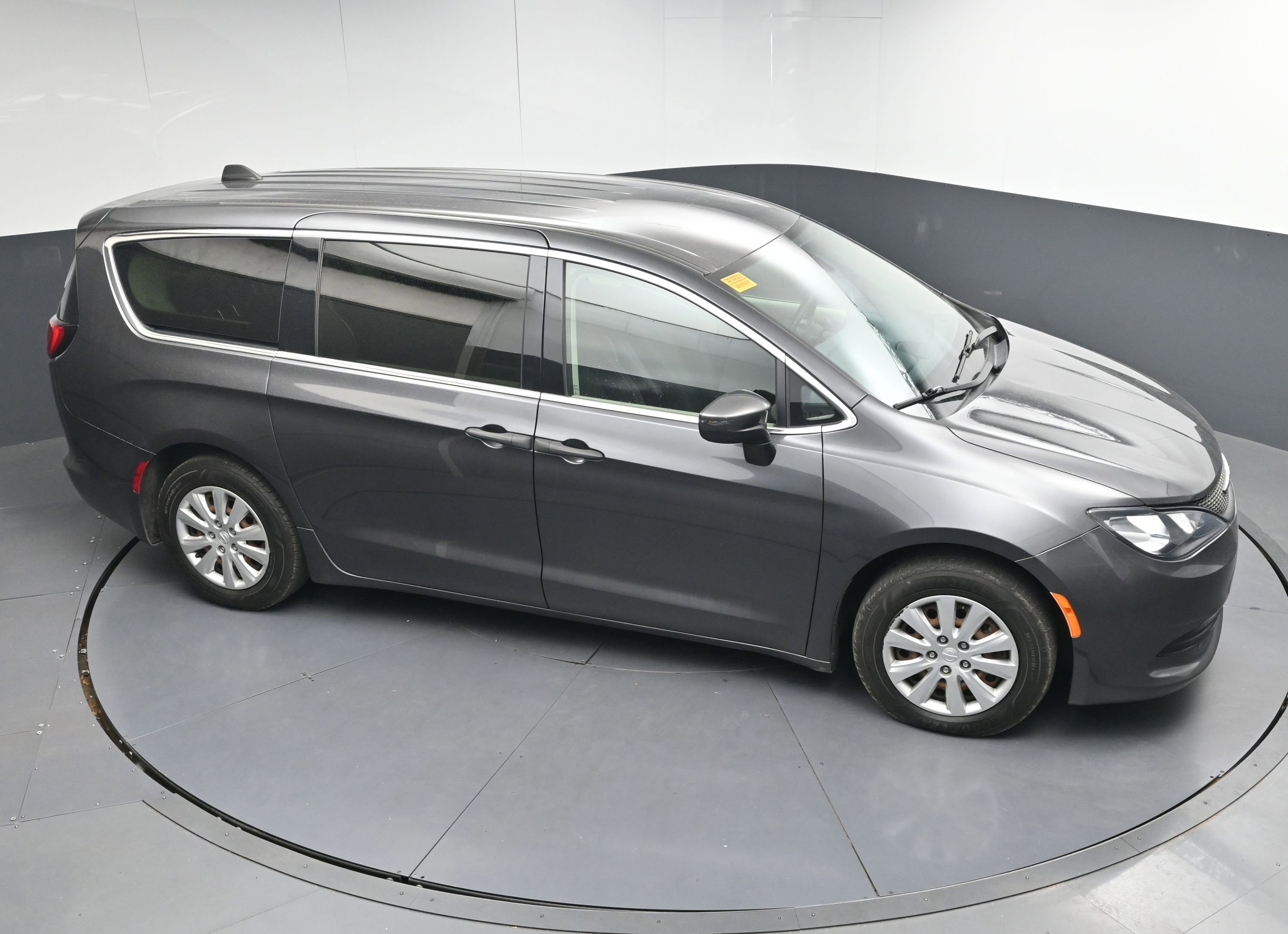 Used 2020 Chrysler Voyager L image 32