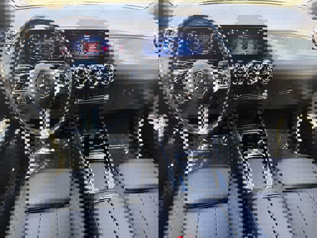 Used 2025 Mercedes-Benz GLA 250 4MATIC image 11