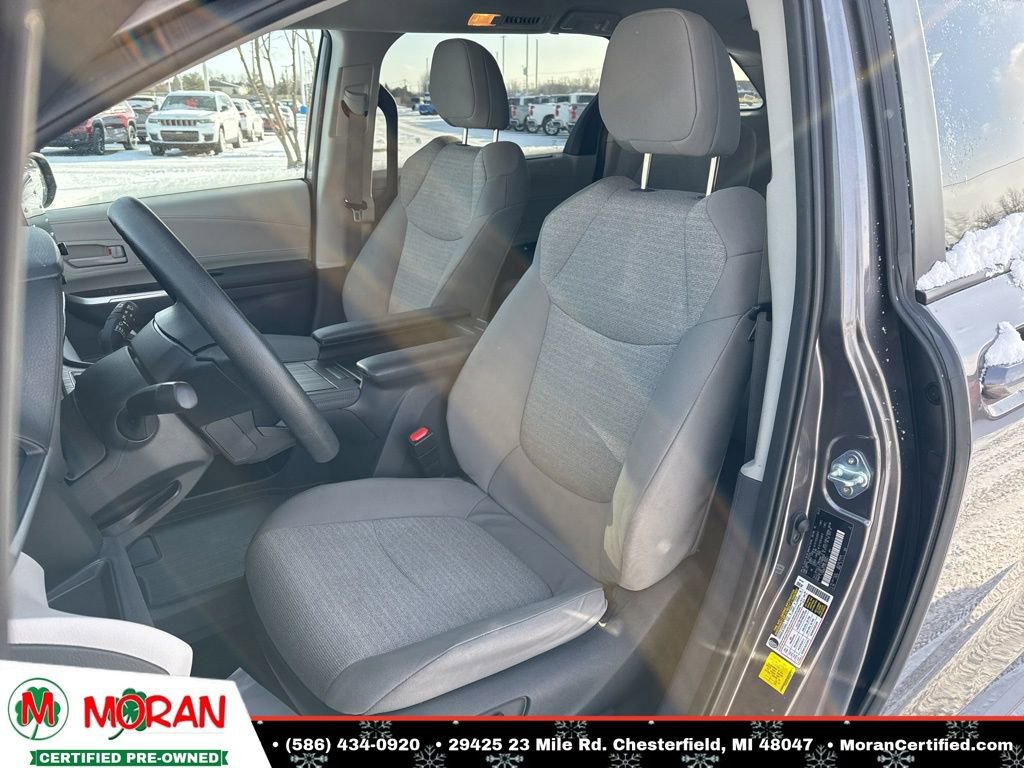 Used 2024 Toyota Sienna LE image 11