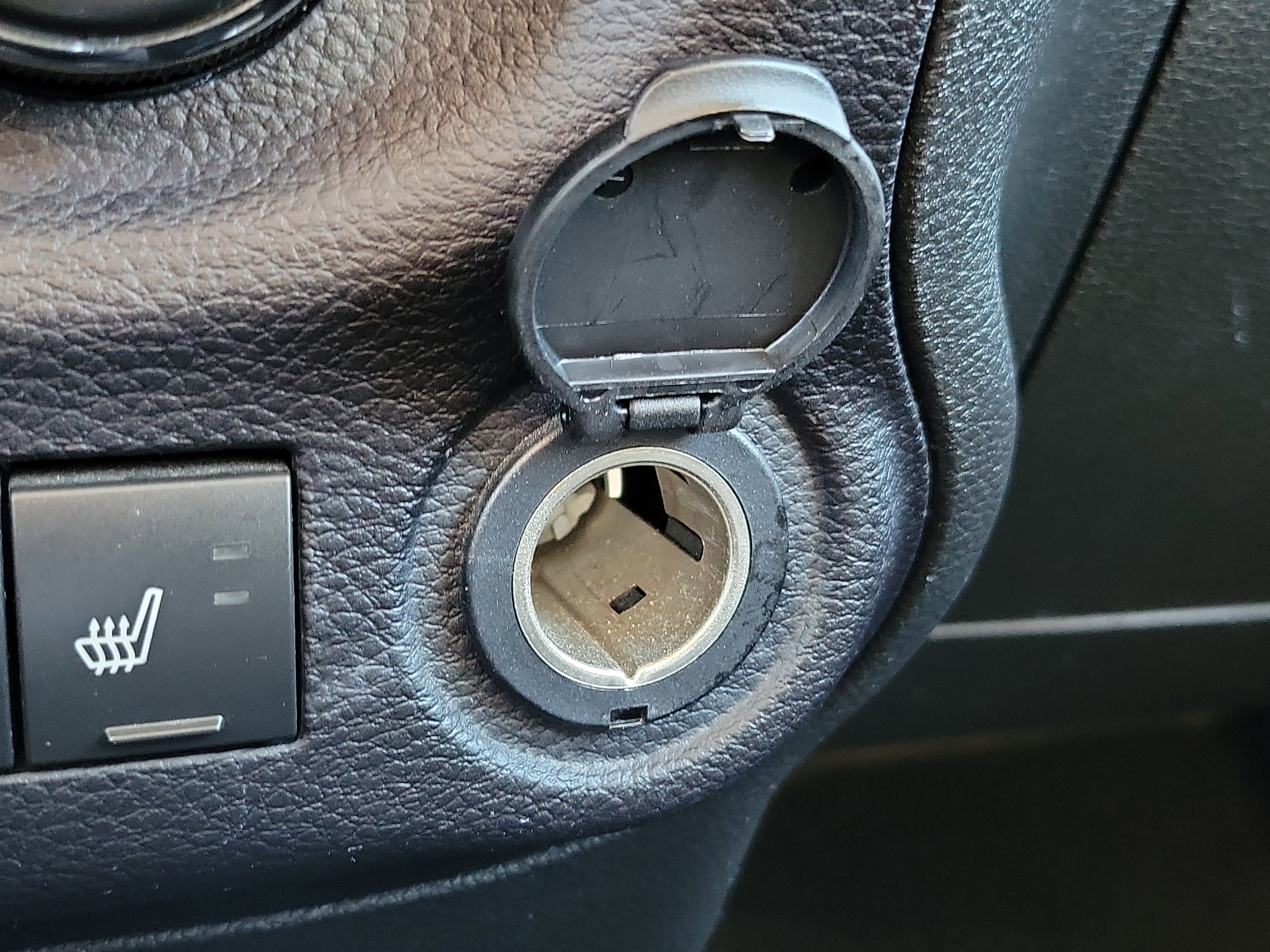 Used 2015 Jeep Wrangler Unlimited Sahara w/ Connectivity Group image 26