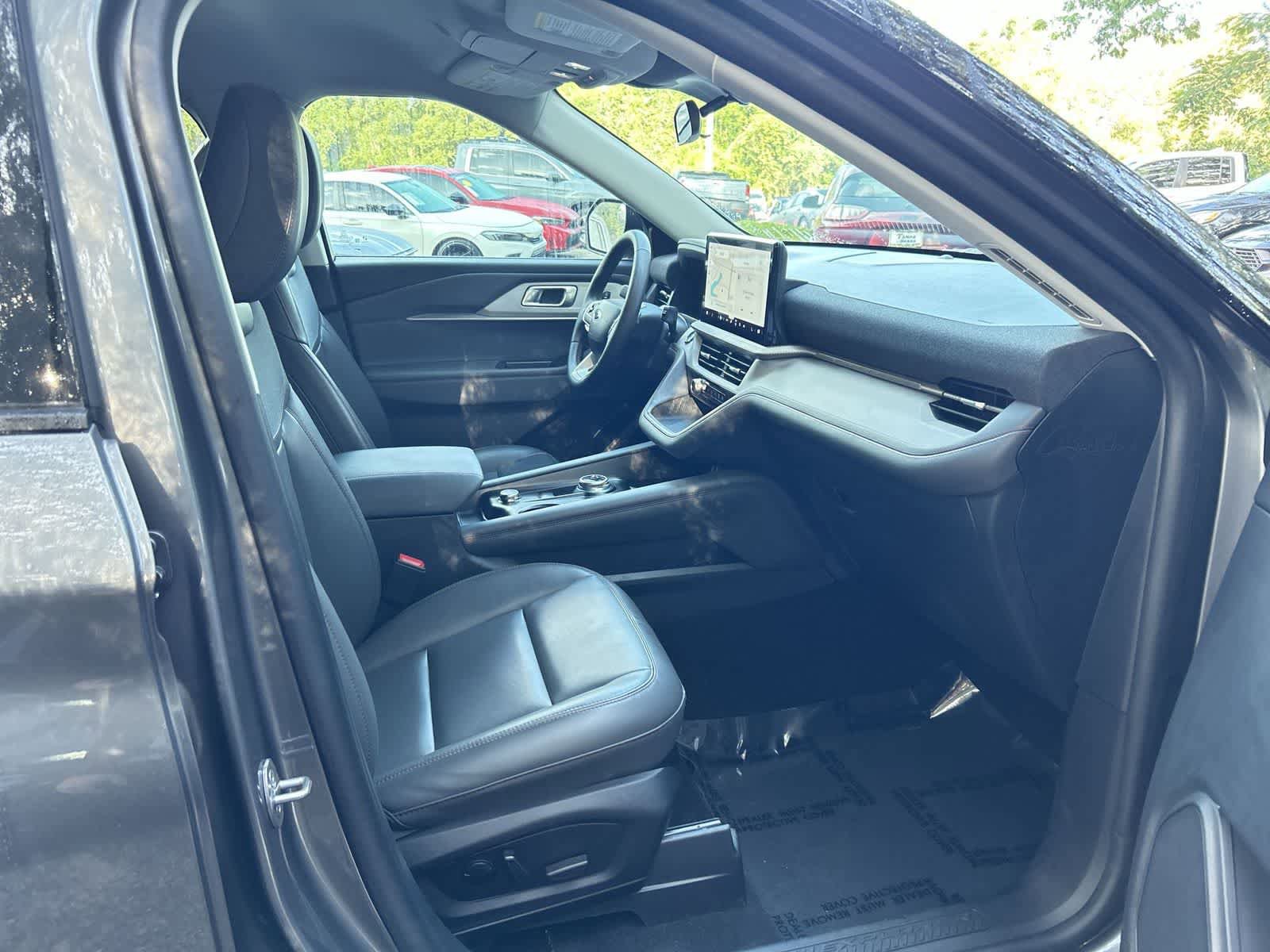 Used 2025 Ford Explorer Active w/ Active Comfort Package AWD/4WD image 14