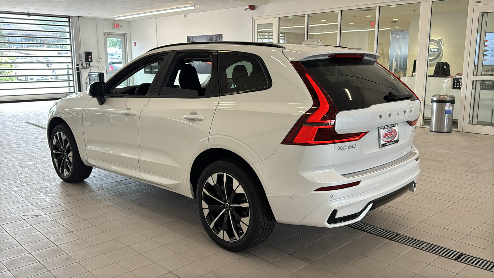 New 2027 Volvo XC60 B5 Plus AWD/4WD image 7