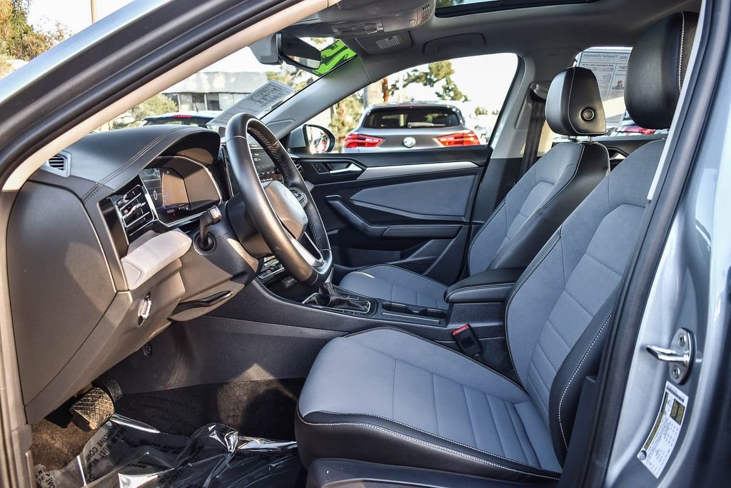 Used 2025 Volkswagen Jetta SE image 17