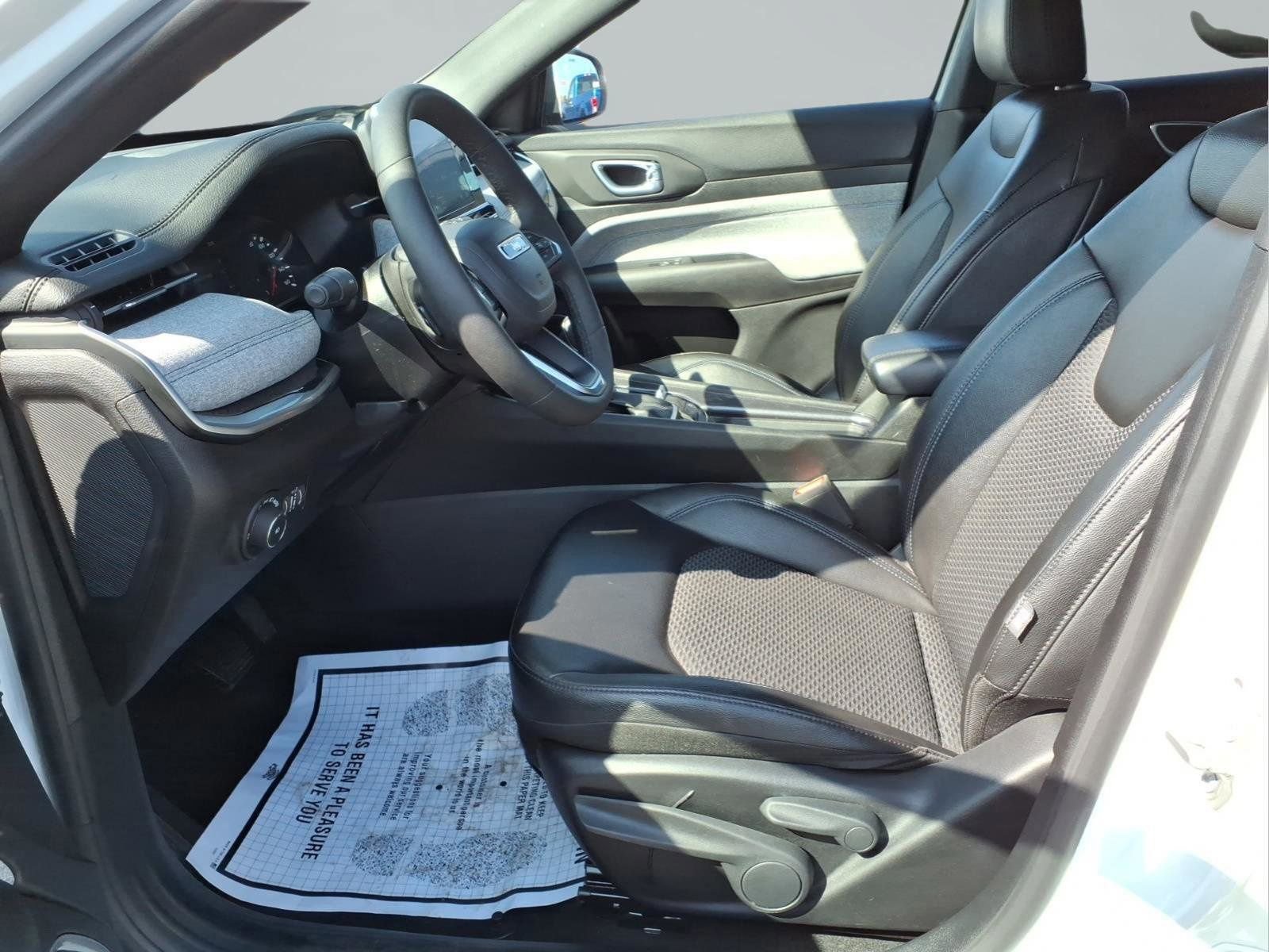 Used 2025 Jeep Compass Latitude image 22