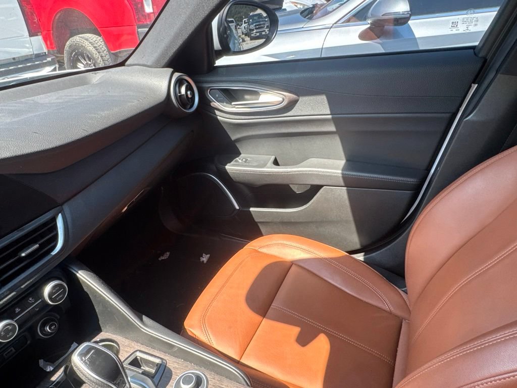 Used 2022 Alfa Romeo Giulia Ti AWD/4WD image 11