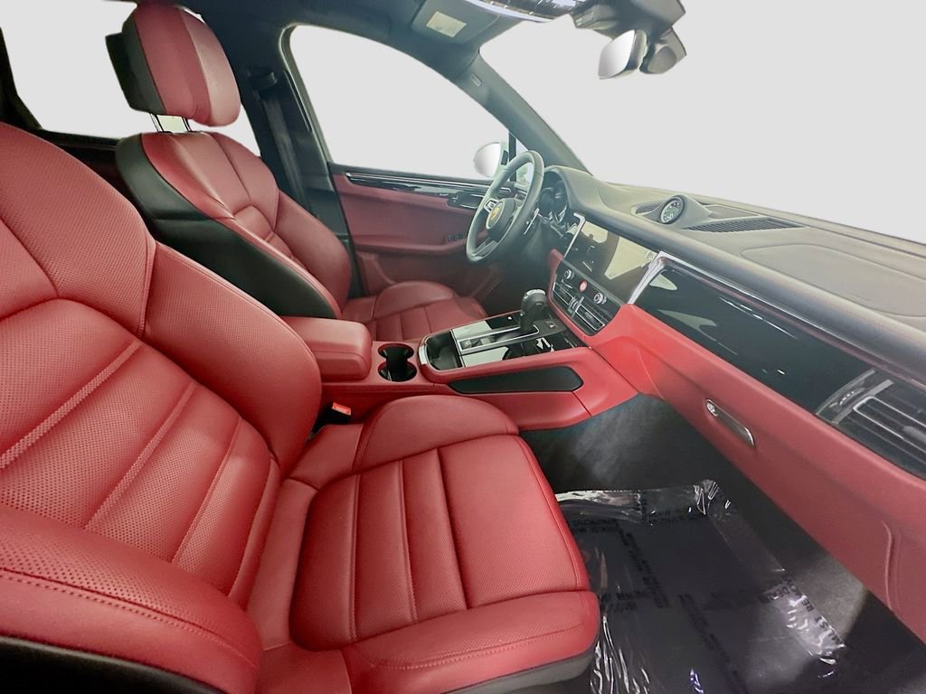 Certified 2025 Porsche Macan image 30