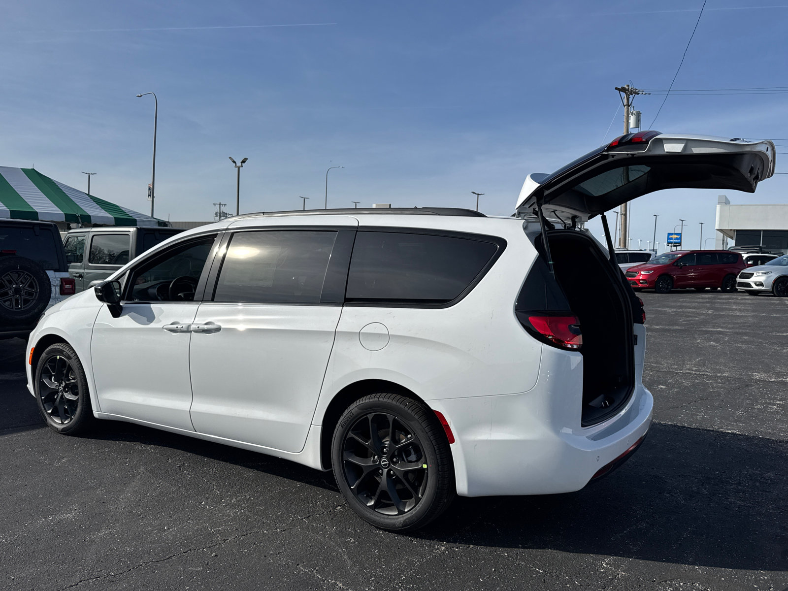 New 2026 Chrysler Pacifica Select w/ S Appearance Package FWD image 17