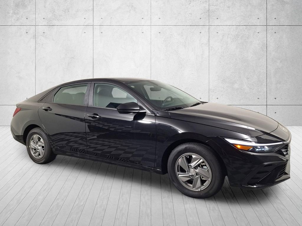 Used 2026 Hyundai Elantra SE FWD image 3