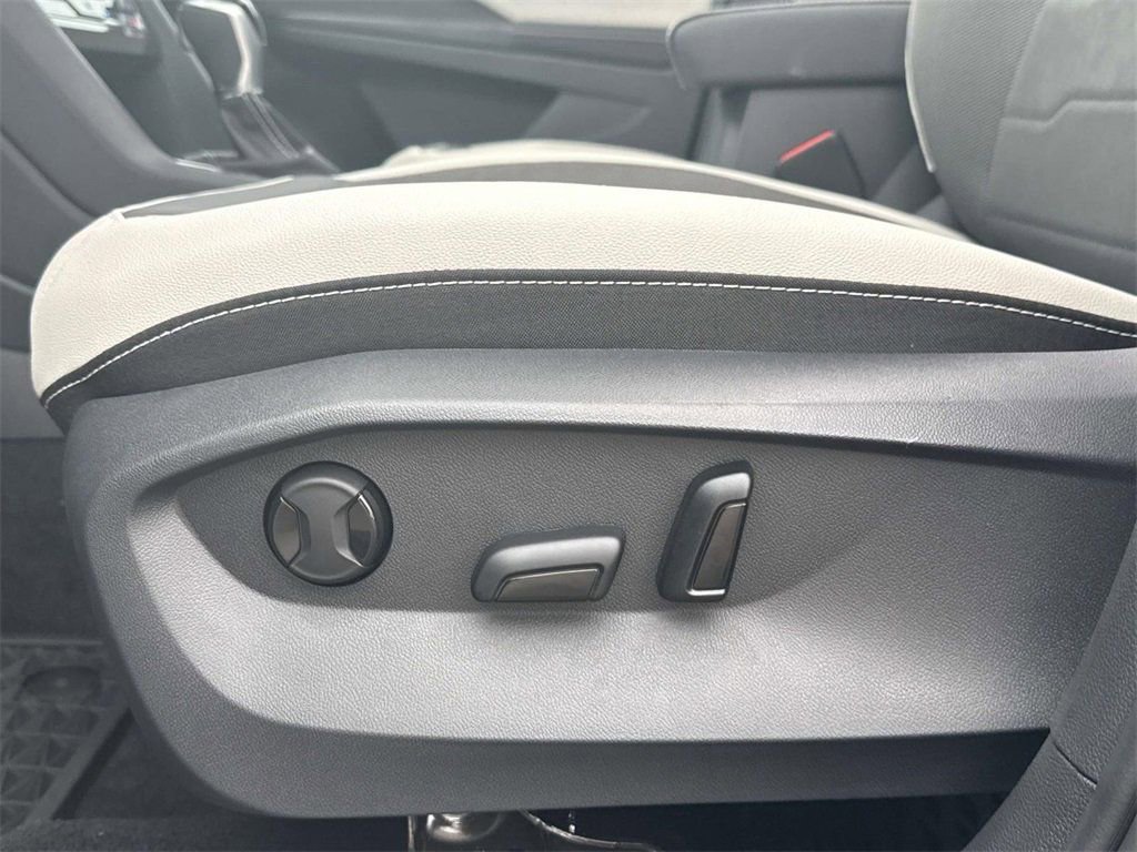 New 2025 Volkswagen Taos SE image 12