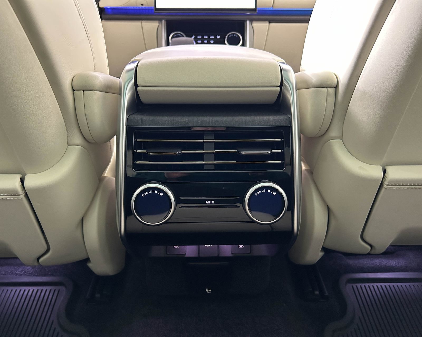 Used 2023 Land Rover Range Rover SE image 19