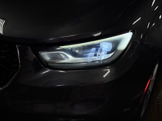 Used 2022 Chrysler Pacifica Touring-L image 2