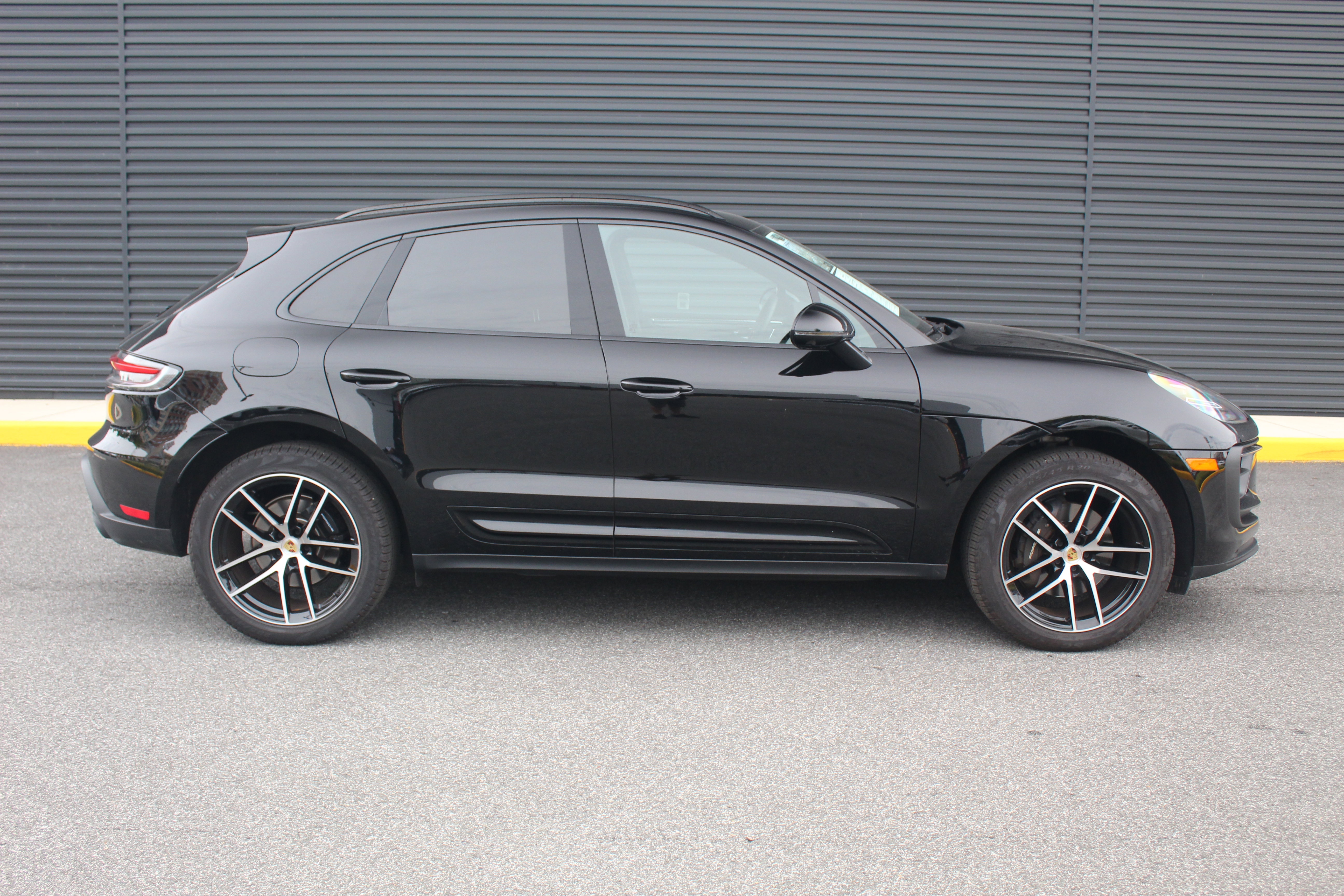 Certified 2025 Porsche Macan image 9