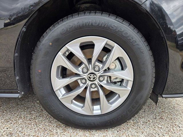 Used 2025 Toyota Sienna LE image 32