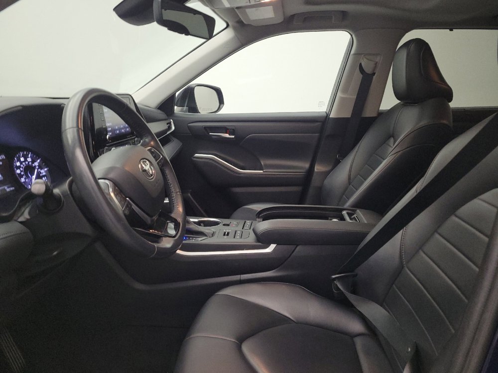Used 2021 Toyota Highlander XLE AWD/4WD image 17