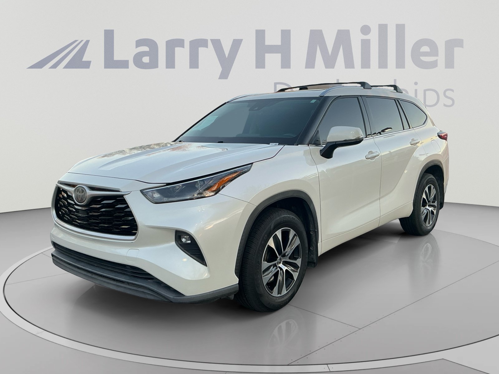 Used 2021 Toyota Highlander XLE AWD/4WD image 1