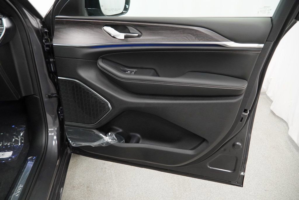 New 2025 Jeep Grand Cherokee L Overland w/ Trailer Tow Package image 34