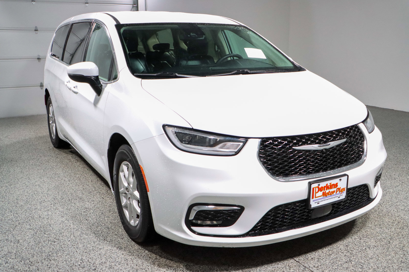 Used 2023 Chrysler Pacifica Touring-L image 5