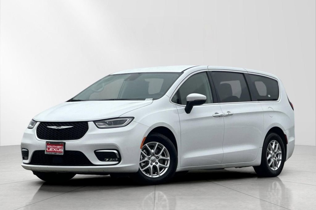 Used 2023 Chrysler Pacifica Touring-L image 1