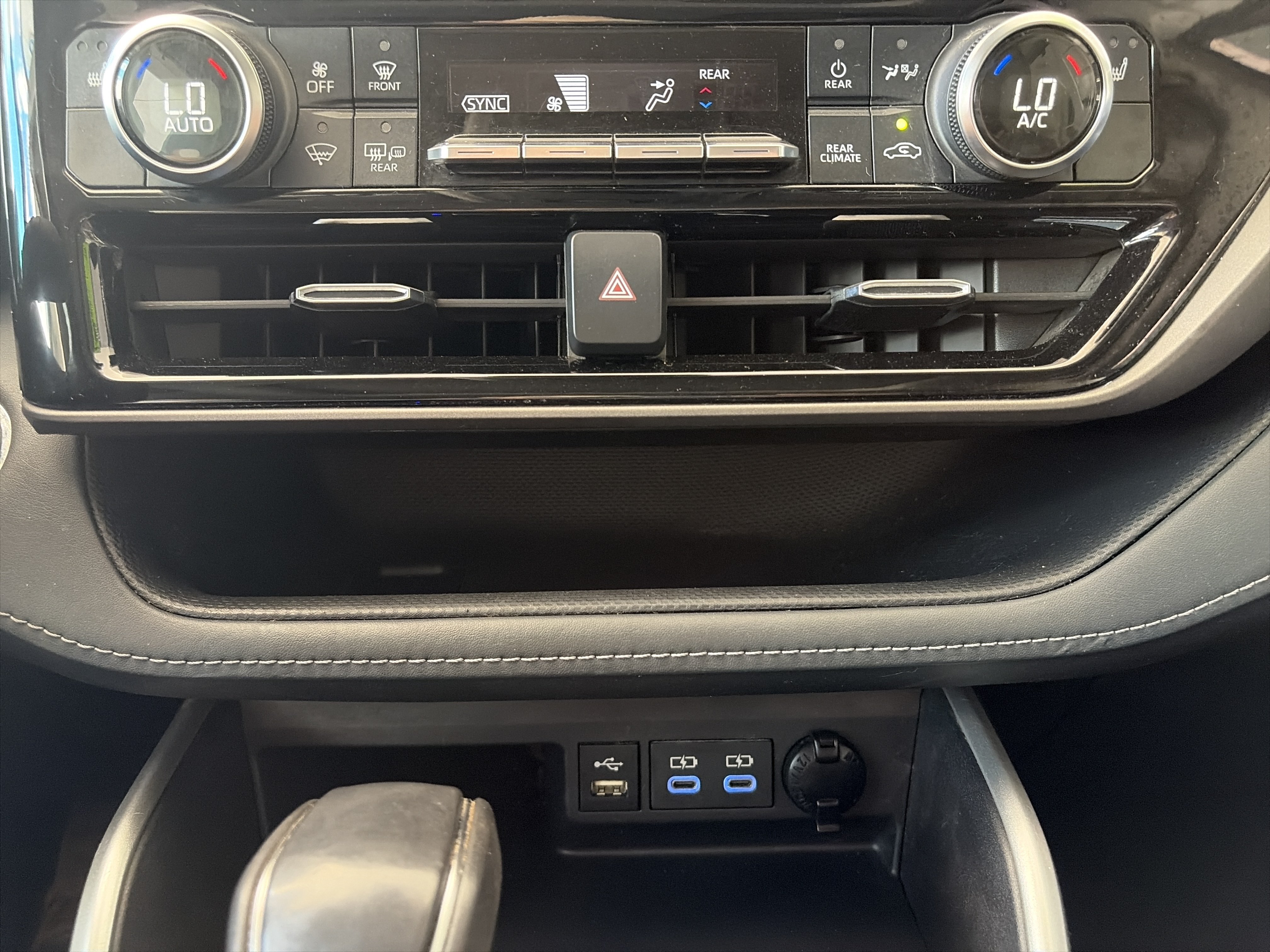 Used 2022 Toyota Highlander XLE FWD image 25