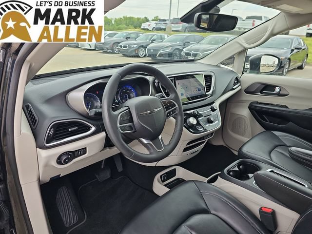 Used 2023 Chrysler Pacifica Touring-L FWD image 10