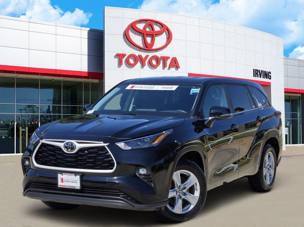 Used 2024 Toyota Highlander LE FWD image 1