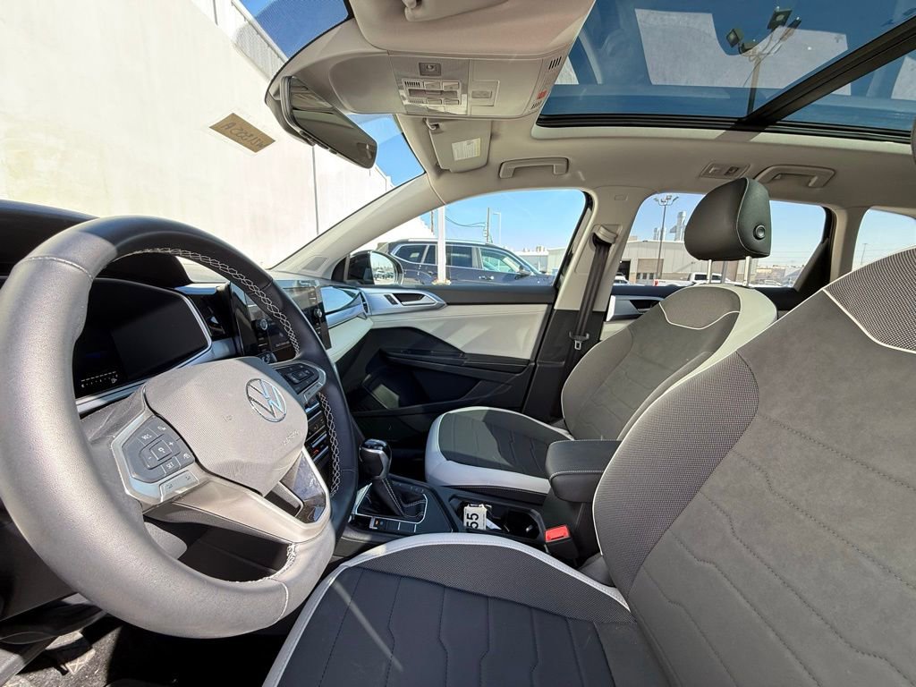 Certified 2025 Volkswagen Taos SE image 5