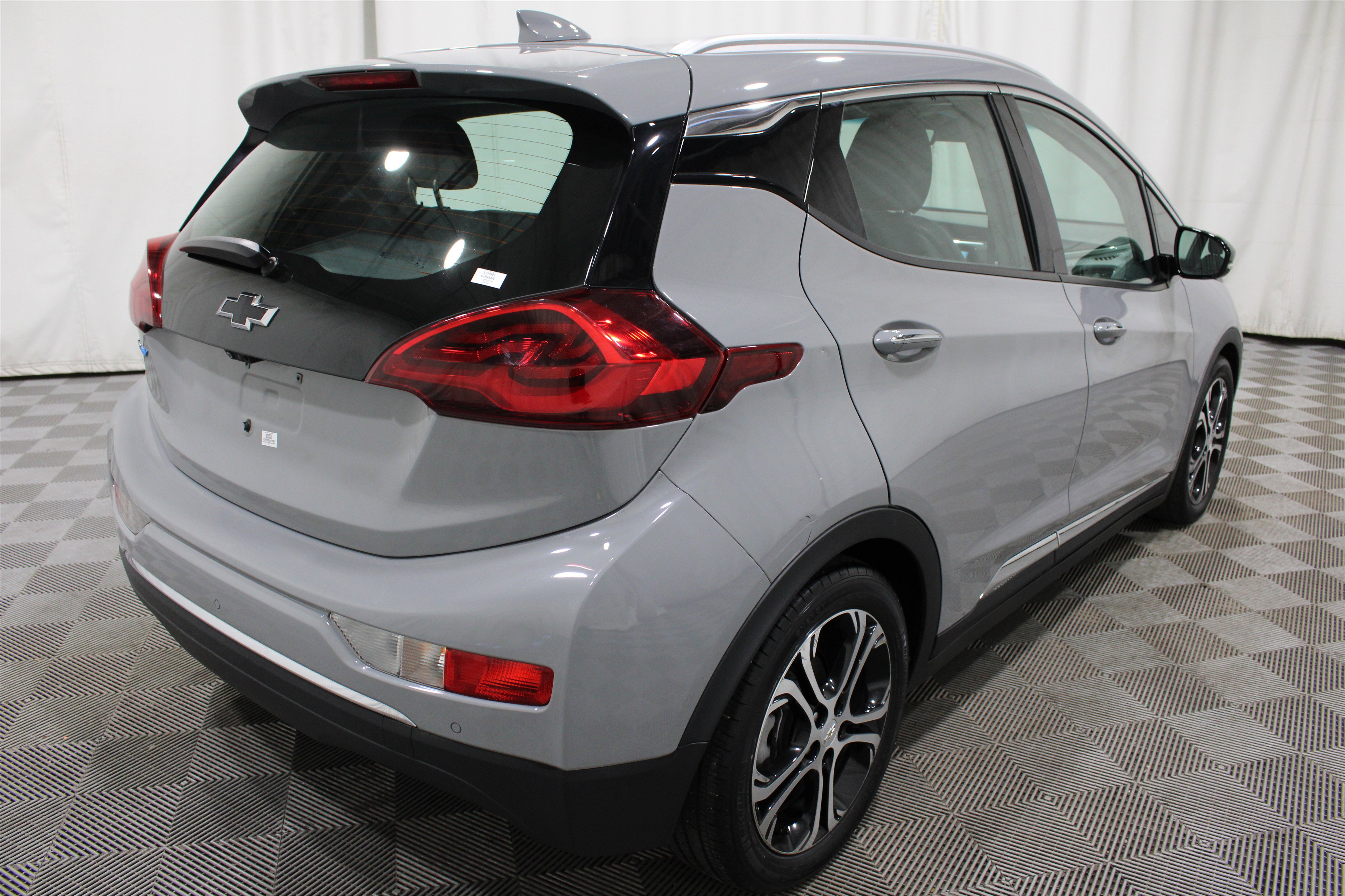 Used 2020 Chevrolet Bolt Premier w/ Infotainment Package FWD image 29