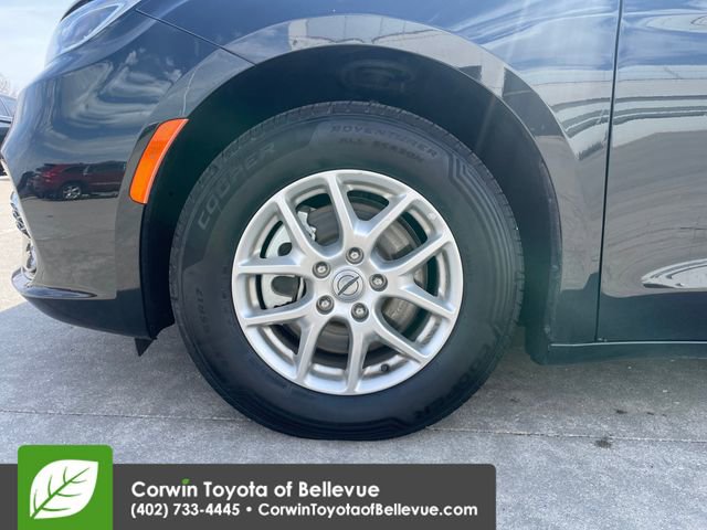 Used 2023 Chrysler Pacifica Touring-L image 27