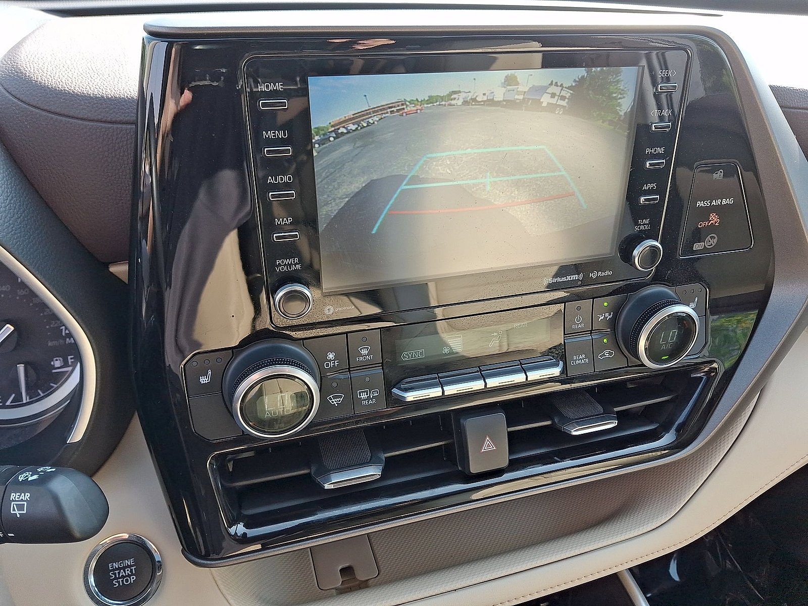Used 2022 Toyota Highlander XLE AWD/4WD image 15