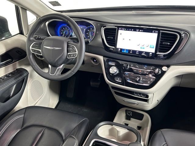 Used 2023 Chrysler Pacifica Touring-L FWD image 11
