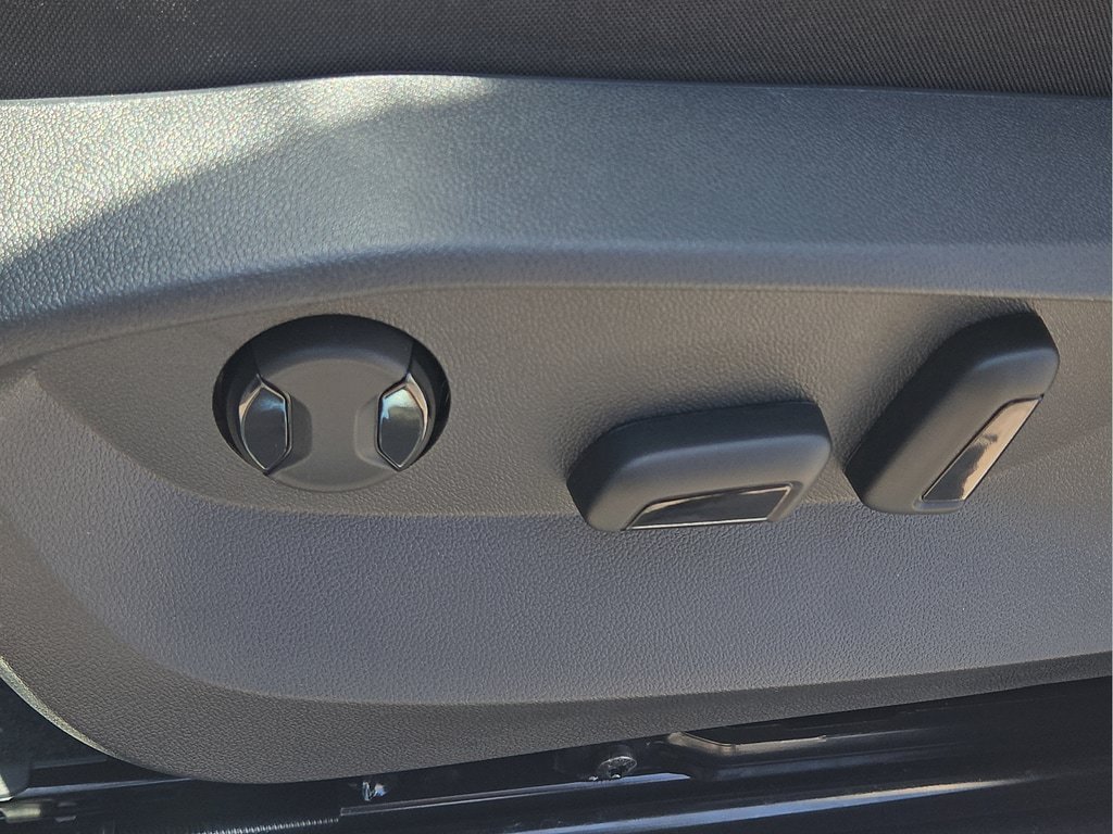 New 2026 Volkswagen Taos SE FWD image 18