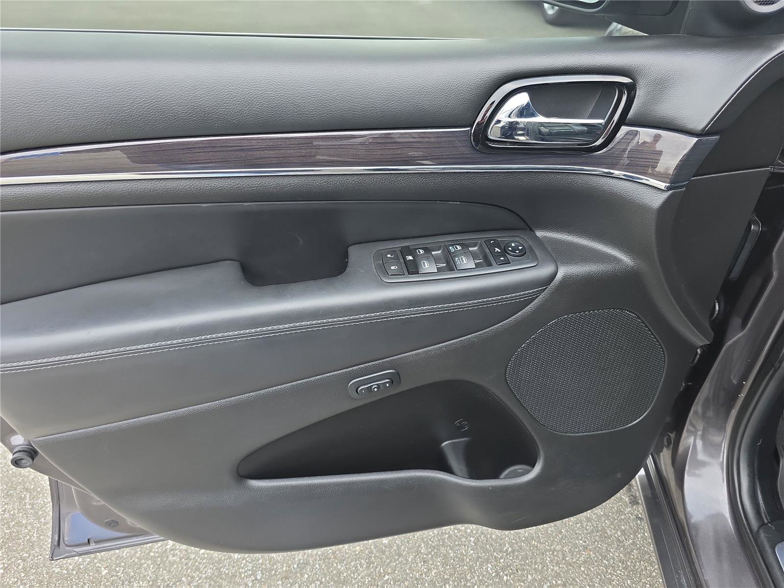 Used 2019 Jeep Grand Cherokee Overland image 15