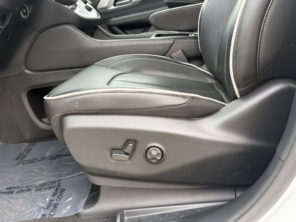 Used 2026 Chrysler Pacifica Limited w/ Uconnect Theater Family Group AWD/4WD image 17
