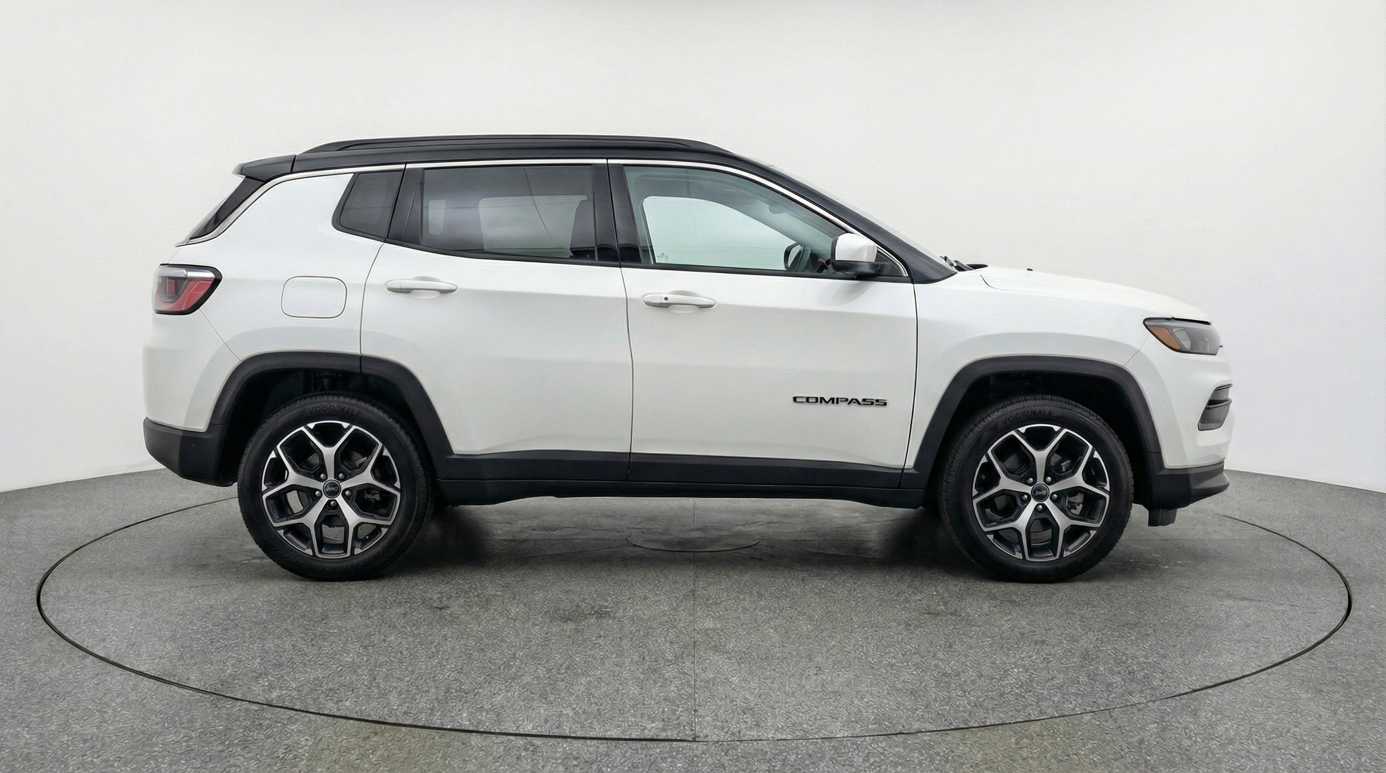 Used 2025 Jeep Compass Limited image 11