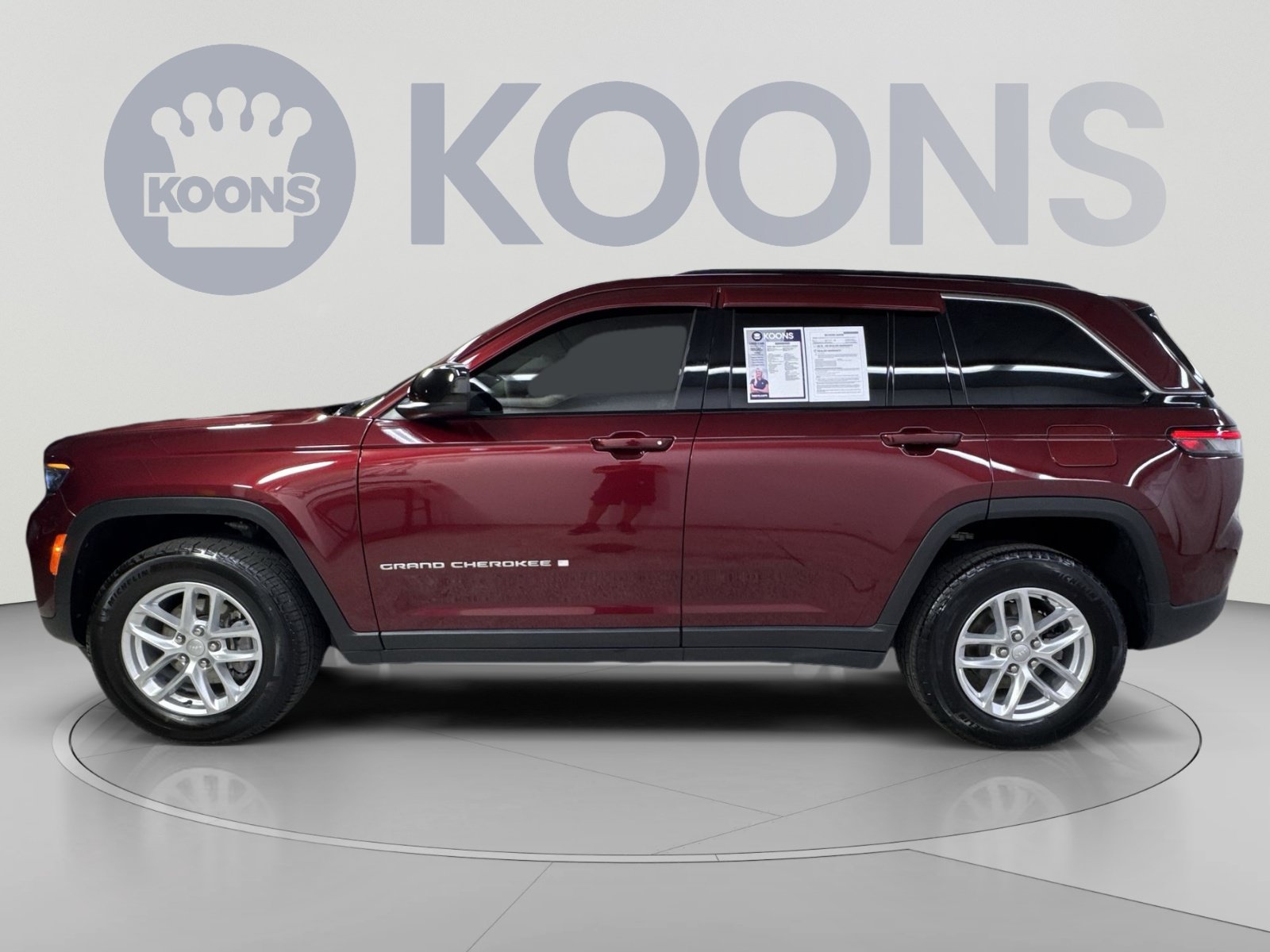 Used 2025 Jeep Grand Cherokee Laredo AWD/4WD image 17