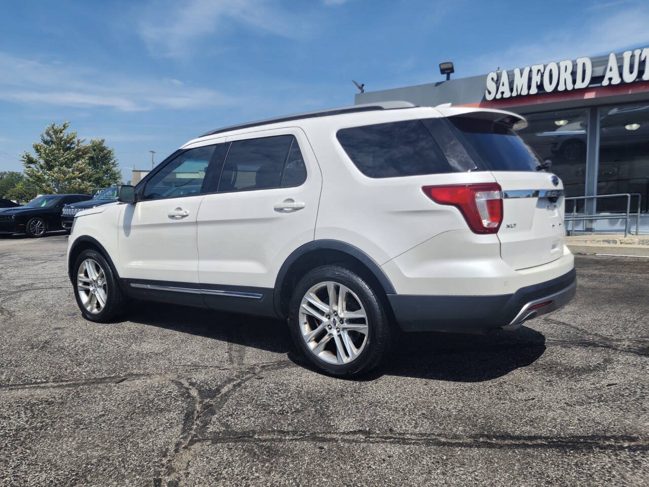 Used 2017 Ford Explorer XLT w/ Equipment Group 202A AWD/4WD image 4