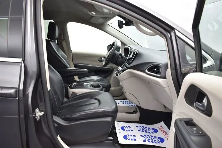 Used 2023 Chrysler Pacifica Touring-L FWD image 17