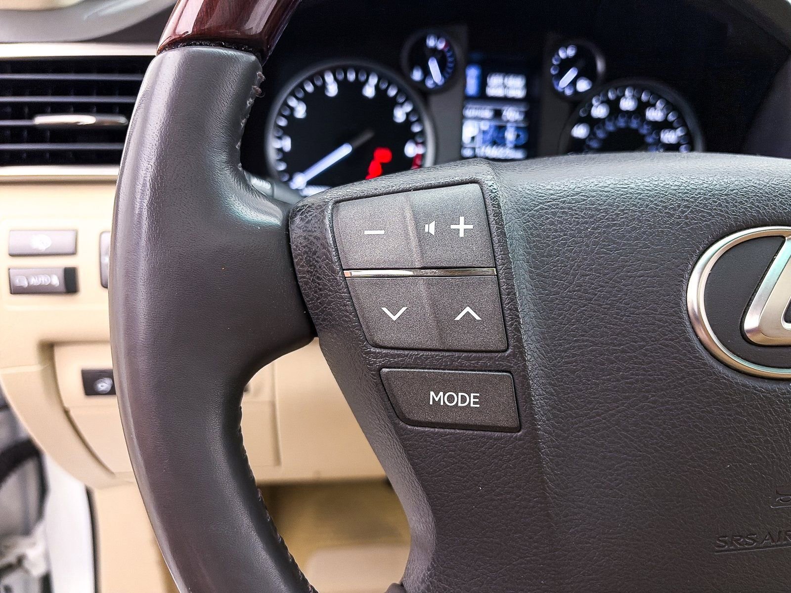 Used 2013 Lexus LX 570 4WD w/ Luxury Pkg w/Pre-crash image 30