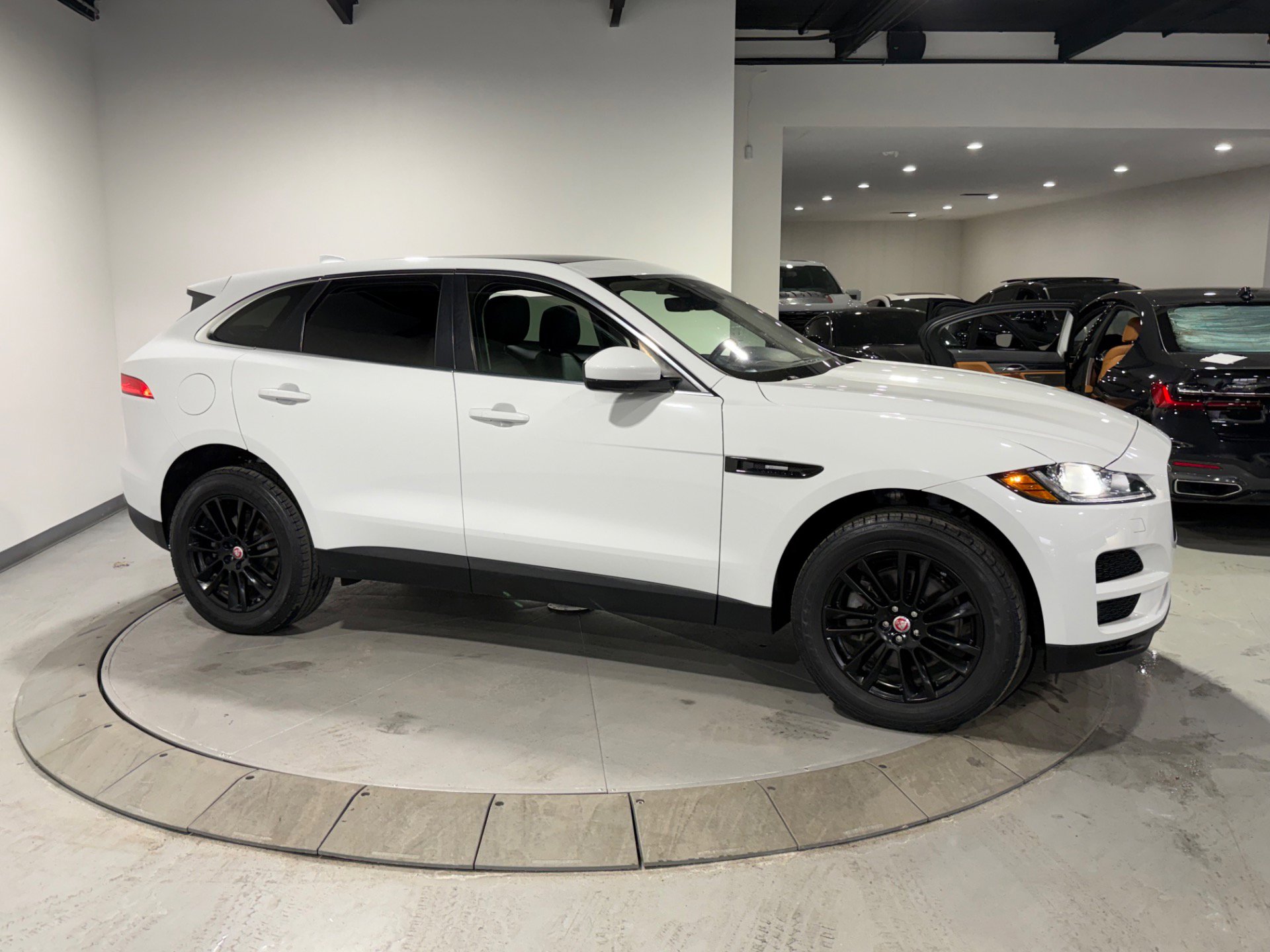 Used 2019 Jaguar F-PACE Prestige image 9
