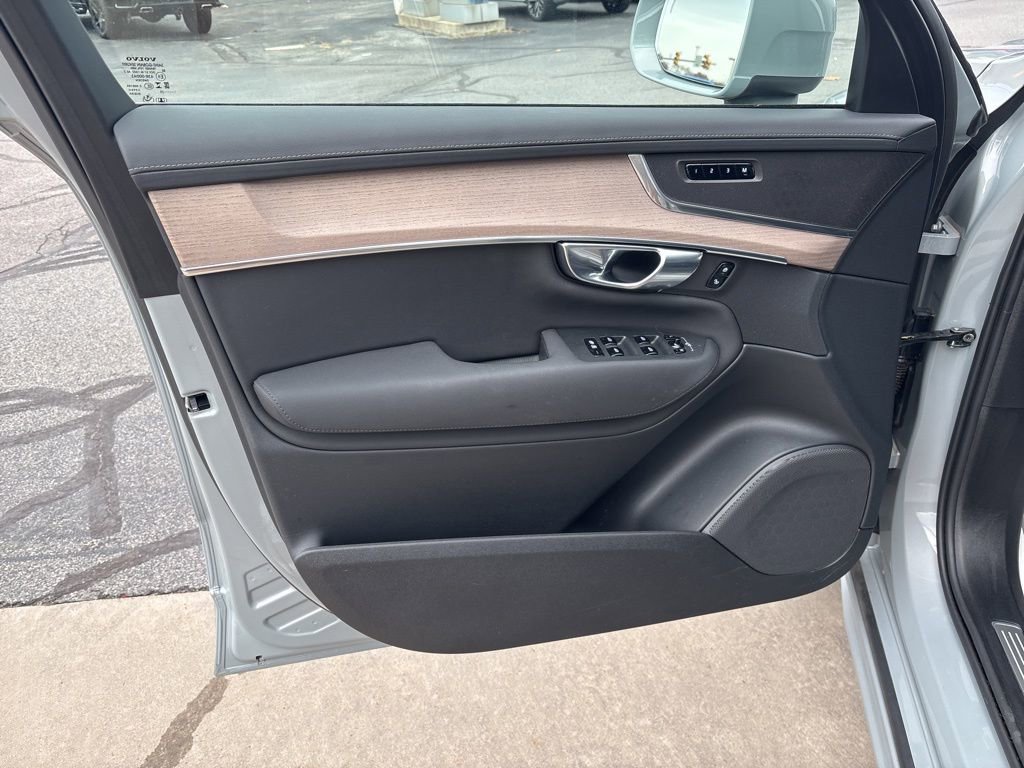 Certified 2025 Volvo XC90 B5 Plus AWD/4WD image 17
