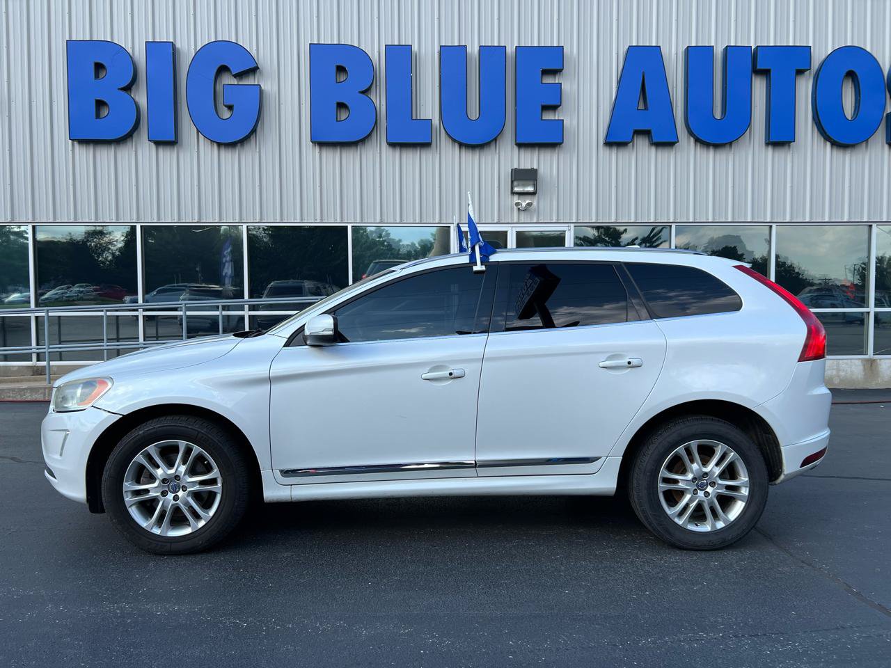 Used 2015 Volvo XC60 T5 Premier w/ Proximity Package FWD image 2